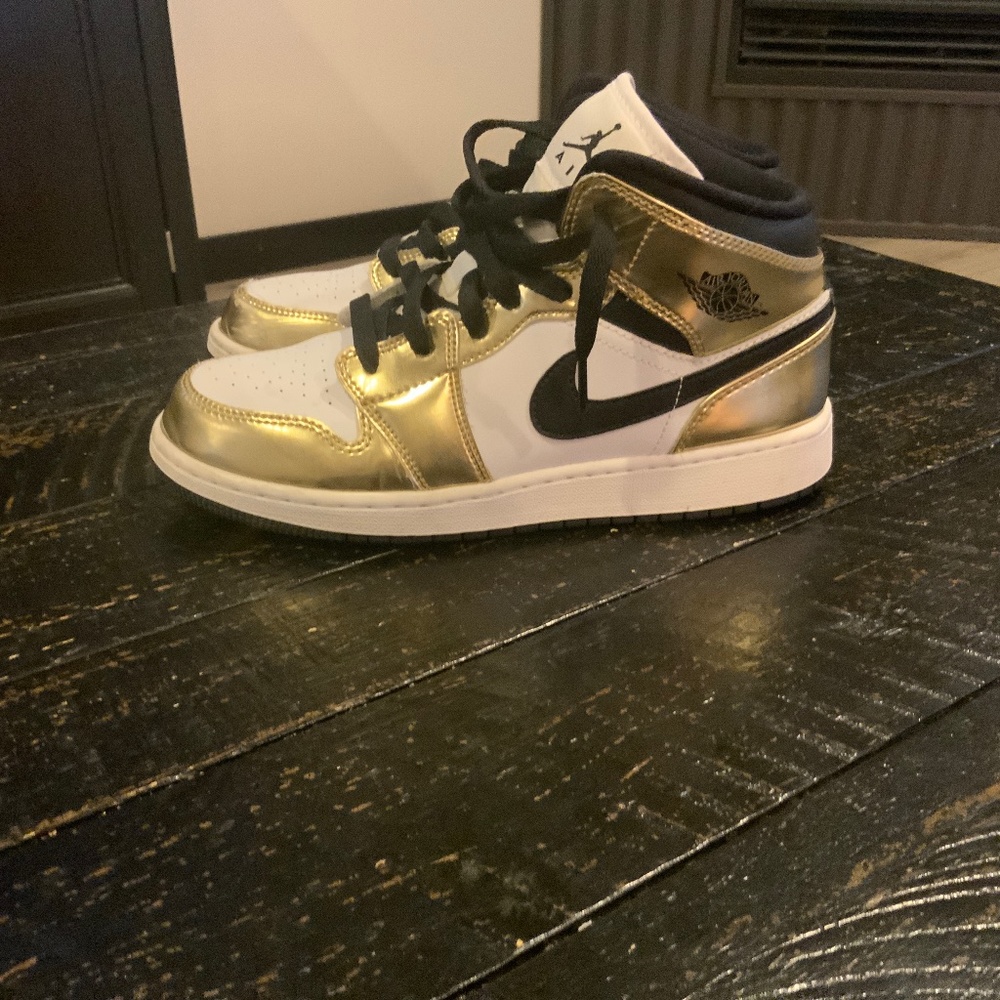 Gold Jordan 1 mid SE